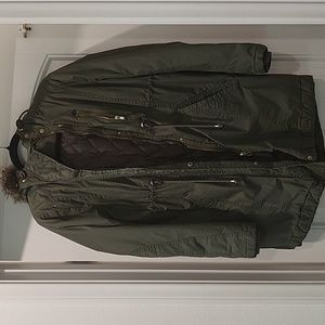 Maternity Barka with Detachable fur on the hoddie. Amazing size small.